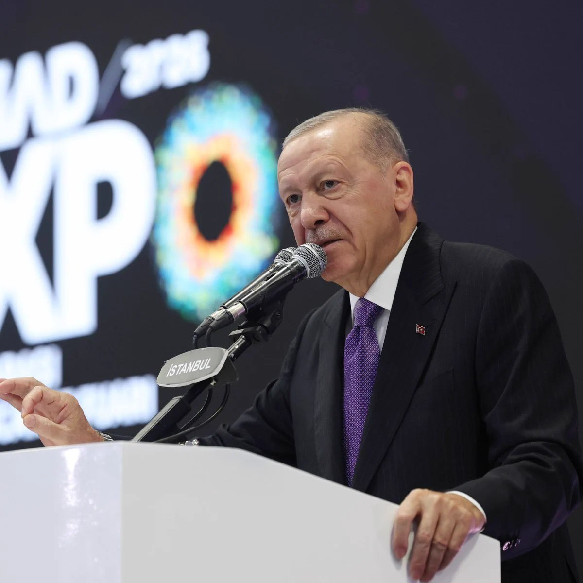 İzmir AK Parti'ye geçti! Cumhurbaşkanı Erdoğan Cemil Tugay'a rozeti taktı...