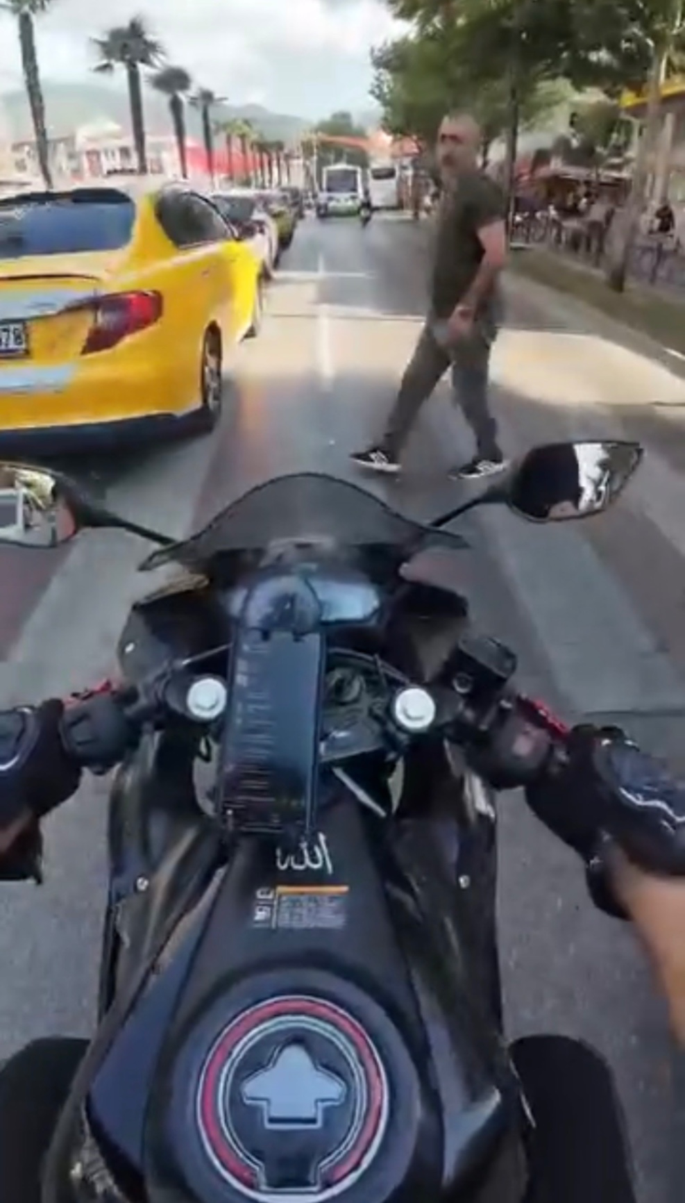 Kör noktada facia! Kask kamerası o anları kaydetti