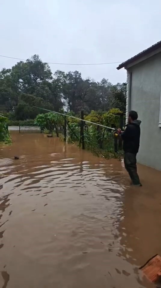 Bursa'da yollar göle döndü! Vatandaşlar evlerinin önünden balık tuttu...
