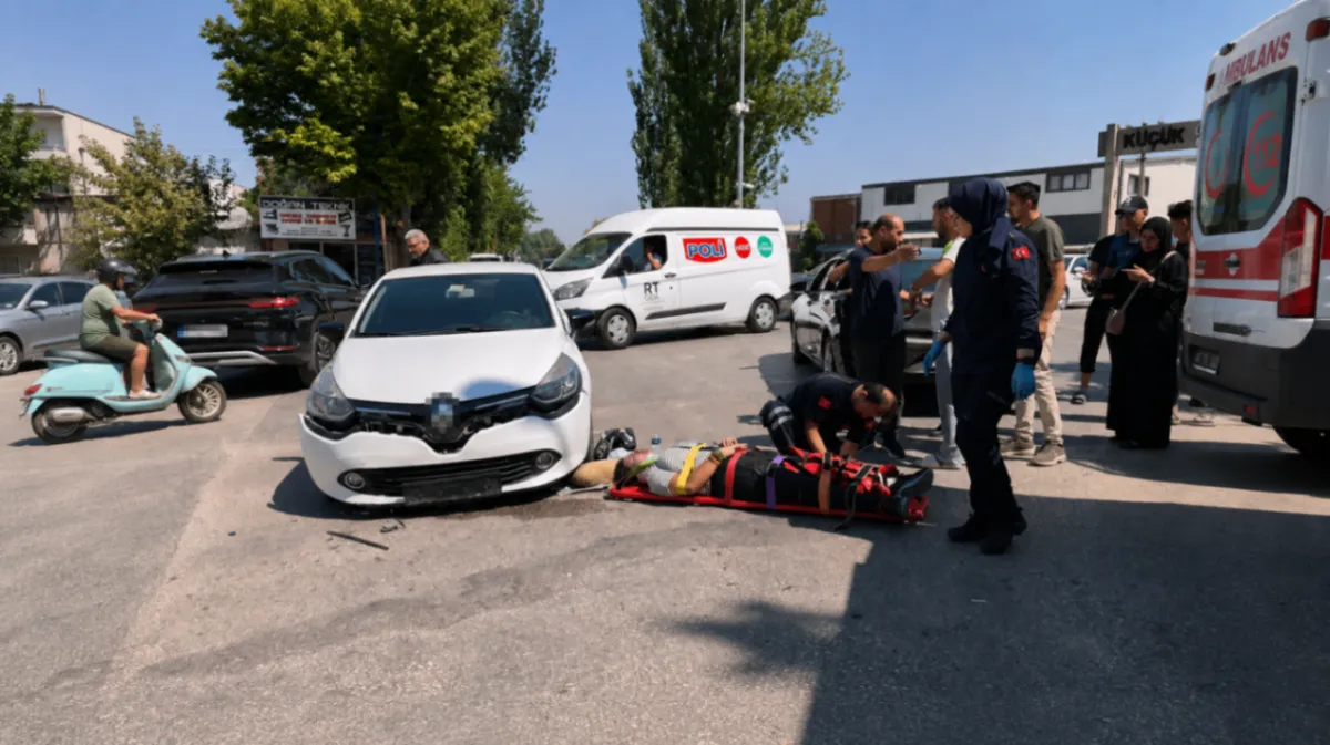 Bursa’da motosiklet iki otomobille çarpıştı: 1 yaralı