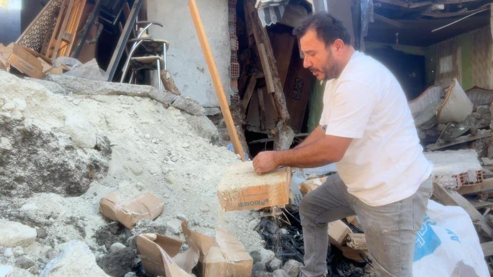 Bursa'da evi gözlerinin önünde yıkıldı!