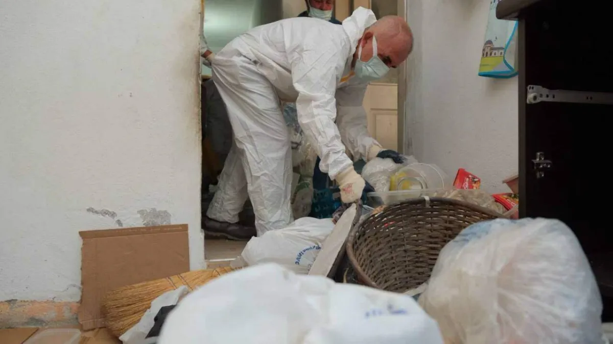 Bursa’da bir çöp ev vakası daha: 5 Ton çöp çıkarıldı