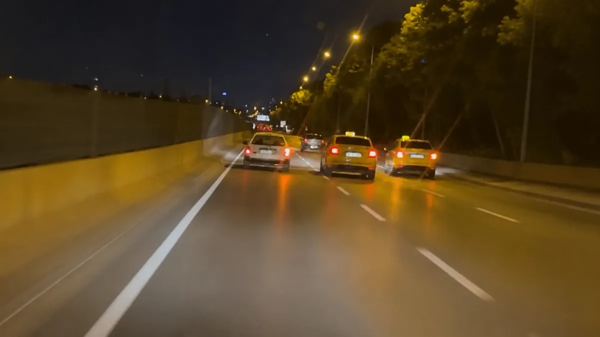 Taksiciler otomobili kıskaca aldı: O anlar kamerada