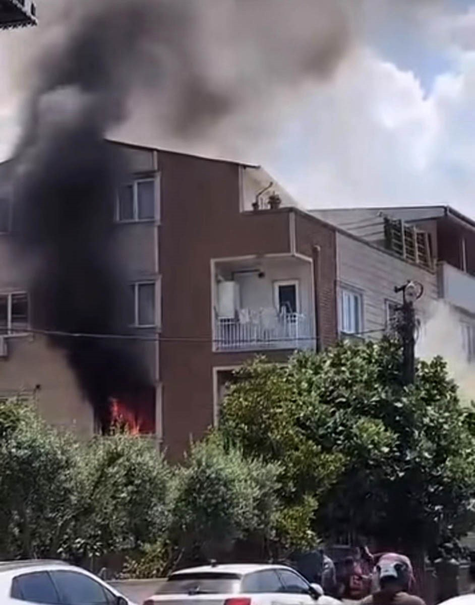 Bursa'da ev yangını paniği! alevler kısa sürede binayı sardı