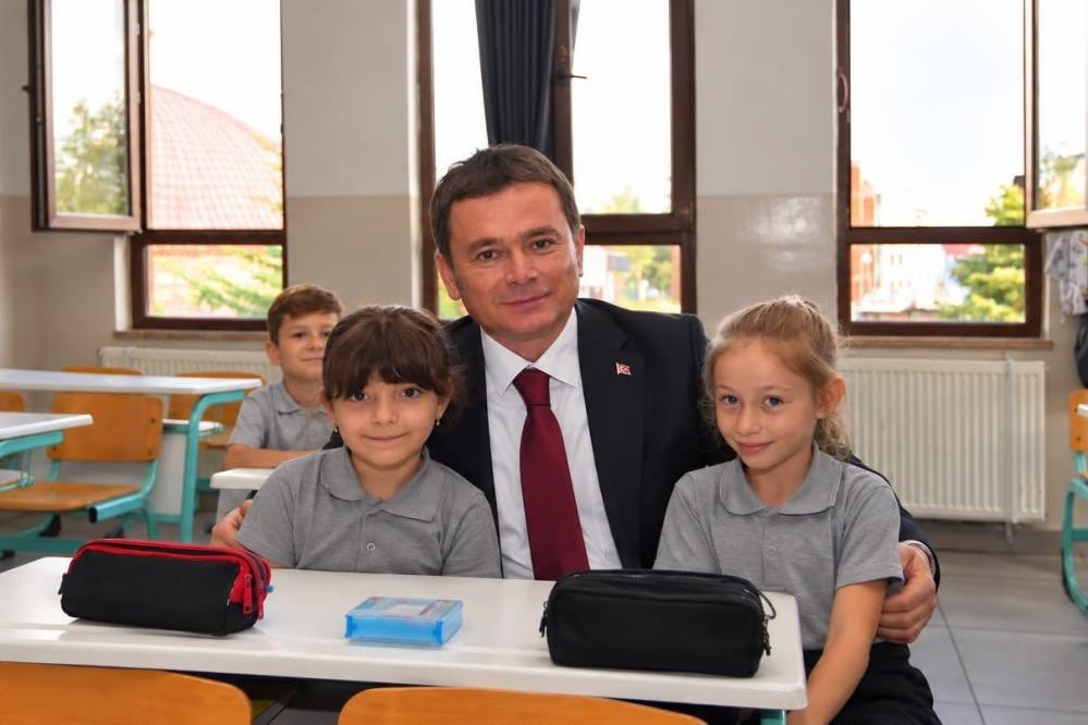 Başkan Erkan Aydın’dan öğrencilere ilk gün sürprizi!