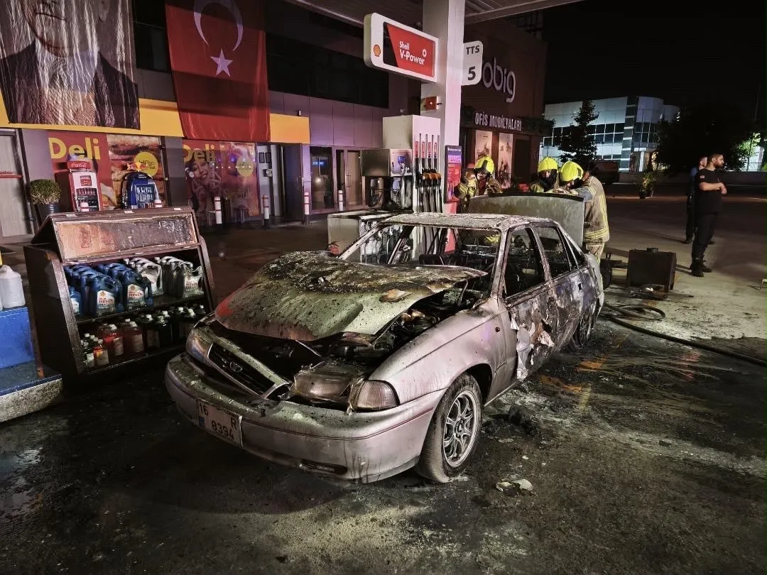 Yakıt alırken otomobili alev aldı