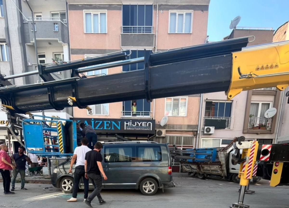 Saniyeler İçinde Yaşandı! Park Halindeki Minibüsün Başına Gelen Şaşırttı