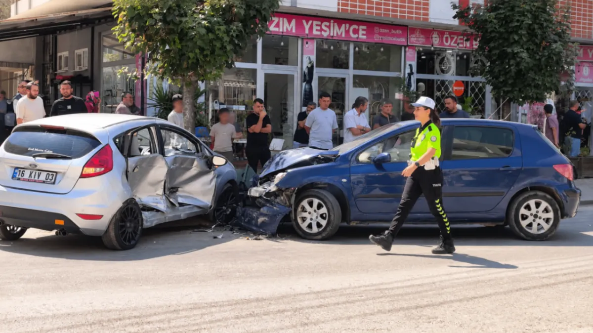 İnegöl’de iki otomobil kafa kafaya çarpıştı: 3 yaralı