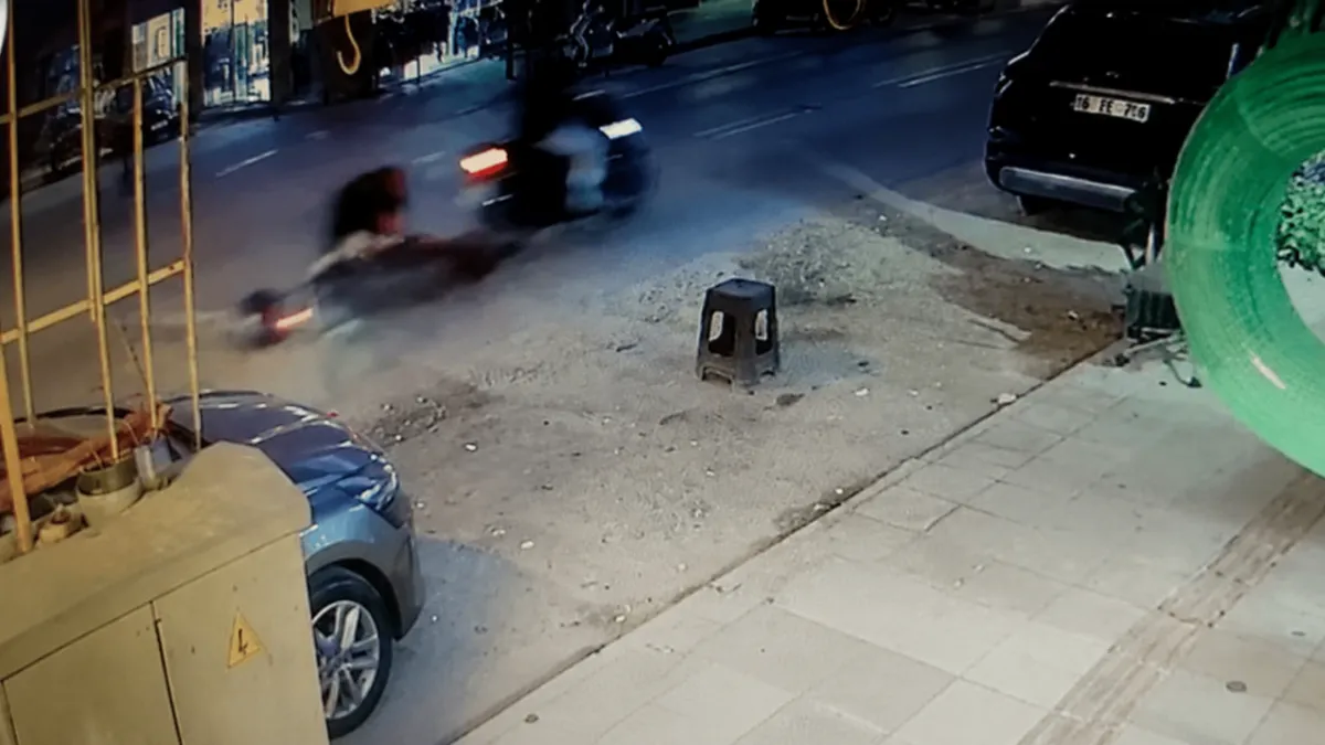 Motosikletlinin çukur kazası kamerada