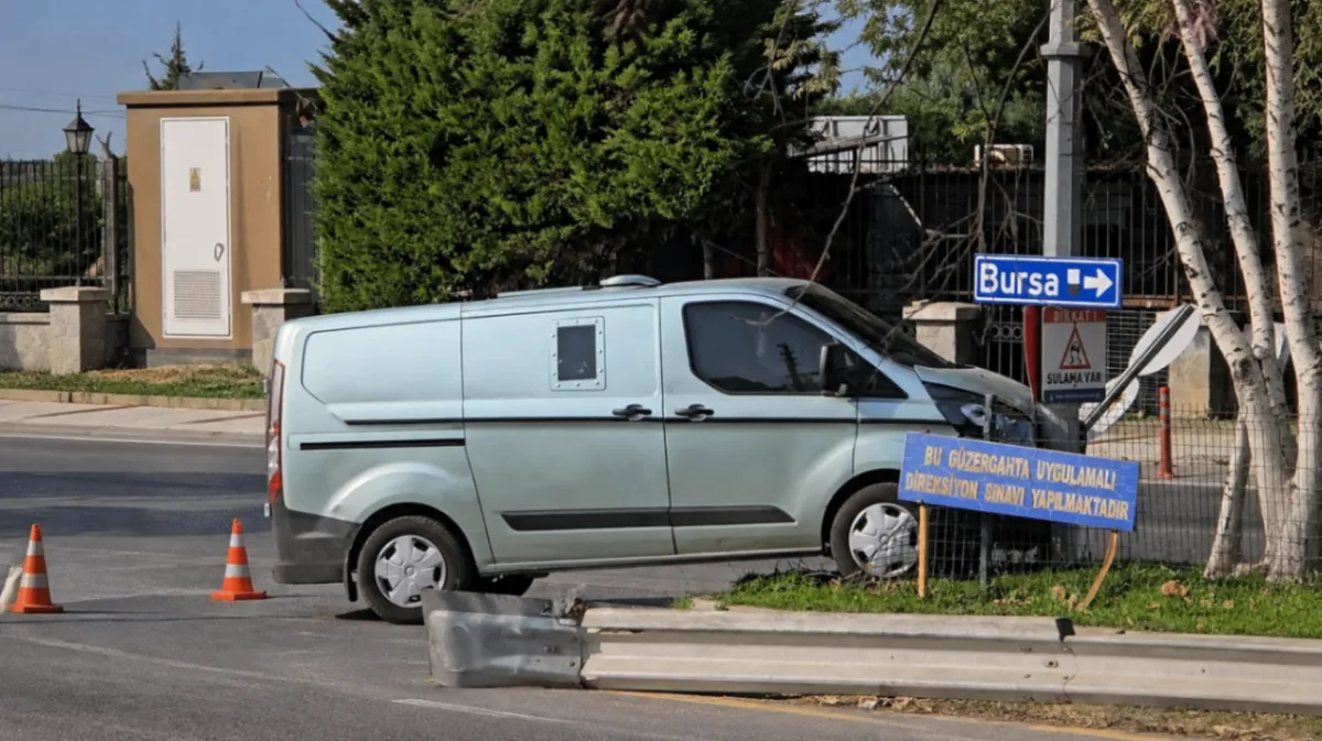 Mudanya'da zırhlı banka aracı elektrik direğine çarptı
