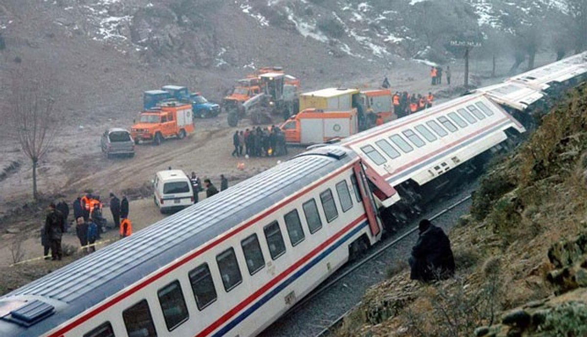 İki hızlı tren çarpıştı! onlarca can kaybı...