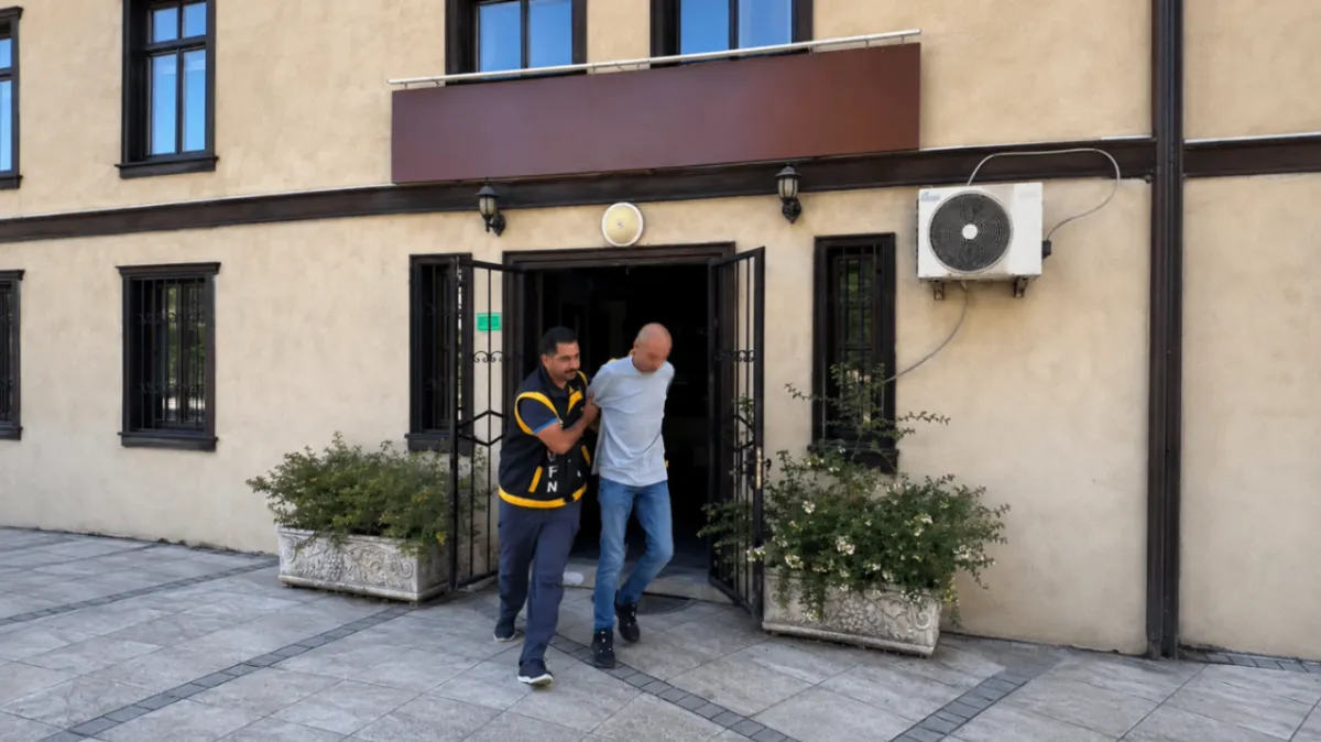Saçlarını kazıttı ama polisten kaçamadı: 20 yıl hapis cezasıyla aranan firari yakalandı