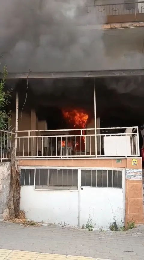 Bursa'da apartman dairesindeki yangına ilk müdahaleyi mahalleli yaptı