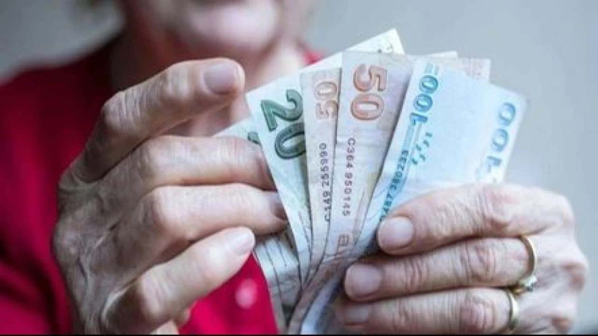 Milyonlarca emekliyi ilgilendiriyor! Özgür Erdursun'dan temmuz maaşı uyarısı