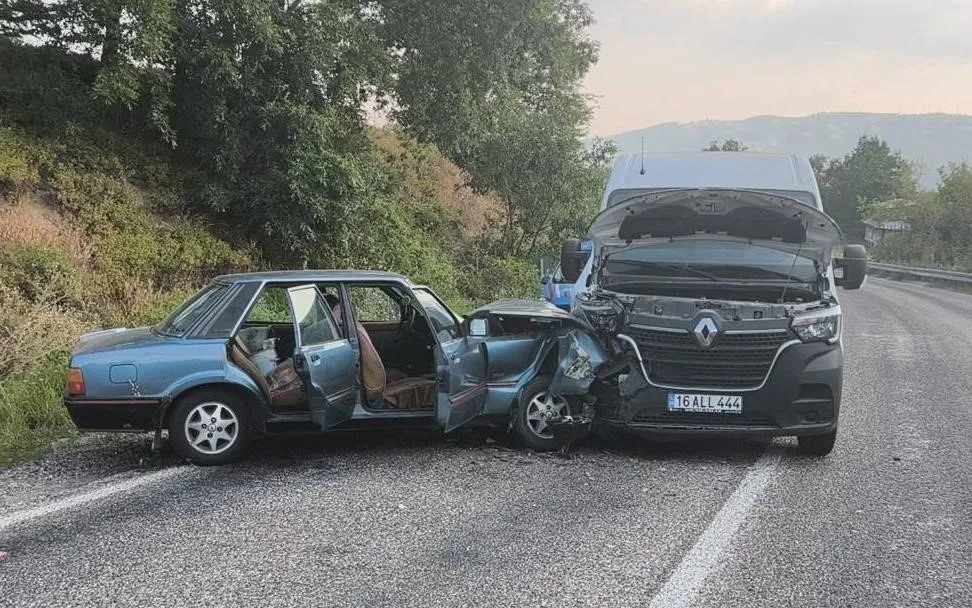 İnegöl’de minibüs ile otomobil çarpıştı: 2 Yaralı