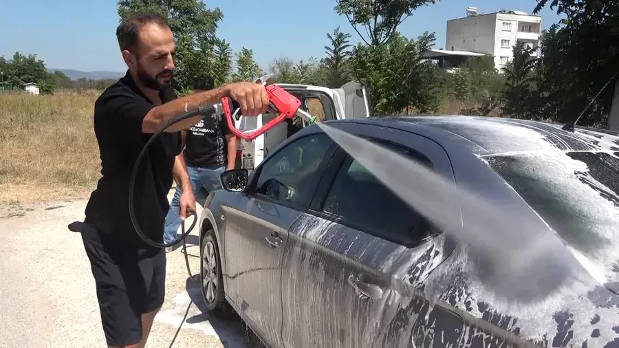 Bursa’da kirli araçları sahiplerinden habersiz yıkıyor: 2 ayda 28 aracı ücretsiz temizledi