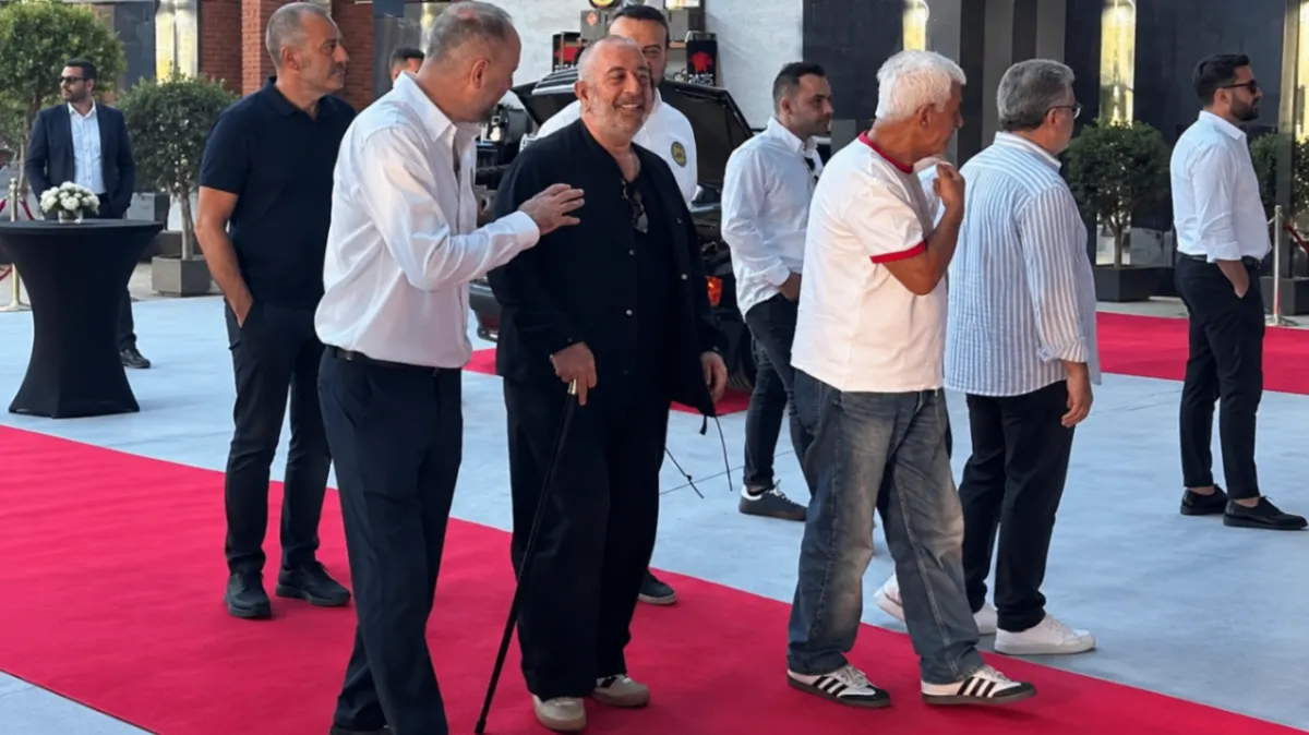 Kalp krizi geçiren Cem Yılmaz bastonla görüntülendi