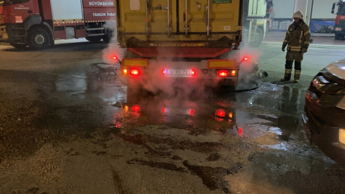Yanan tırı 10 kilometre itfaiyeye sürdü