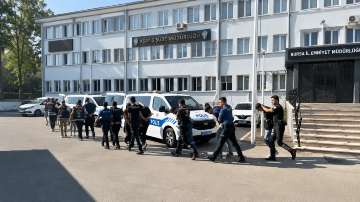 Vatandaşlara zorla hesap açtırıp kara para aklayan şahıslara baskın