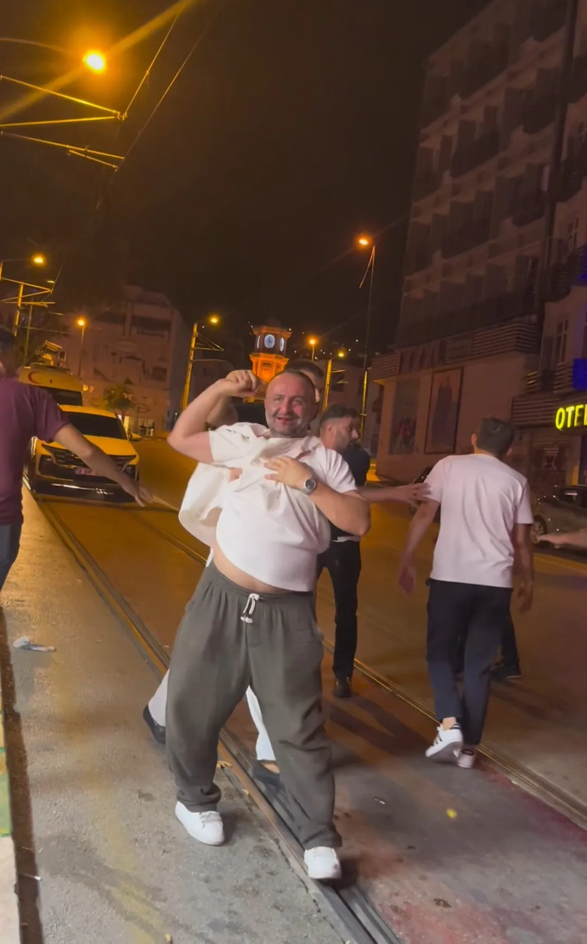 Ayakta zor durdular, birbirlerine saldırdılar!