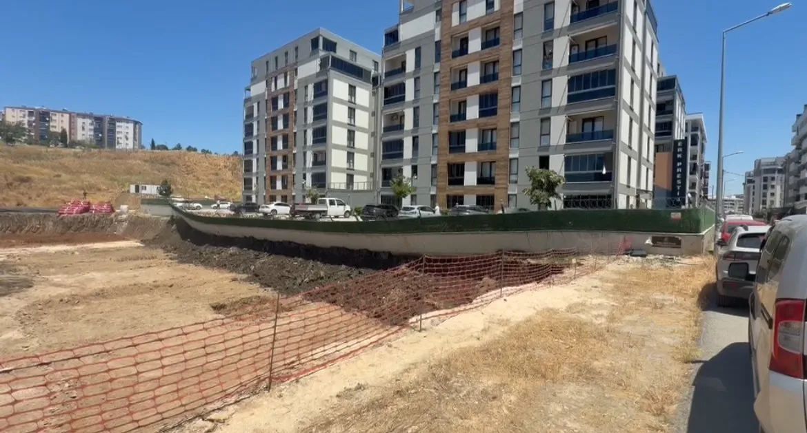 Bursa’da istinat duvarı çöktü, site sakinleri panik yaşadı