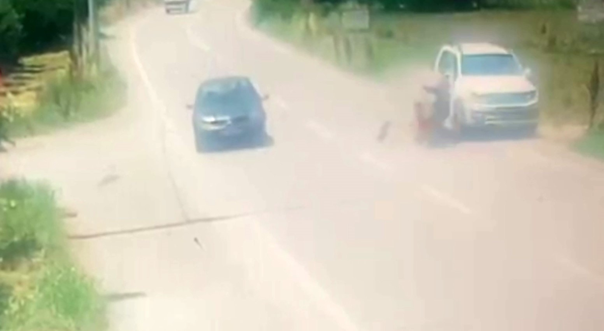 Kamyonet ile motosiklet böyle çarpıştı: 1 ağır yaralı