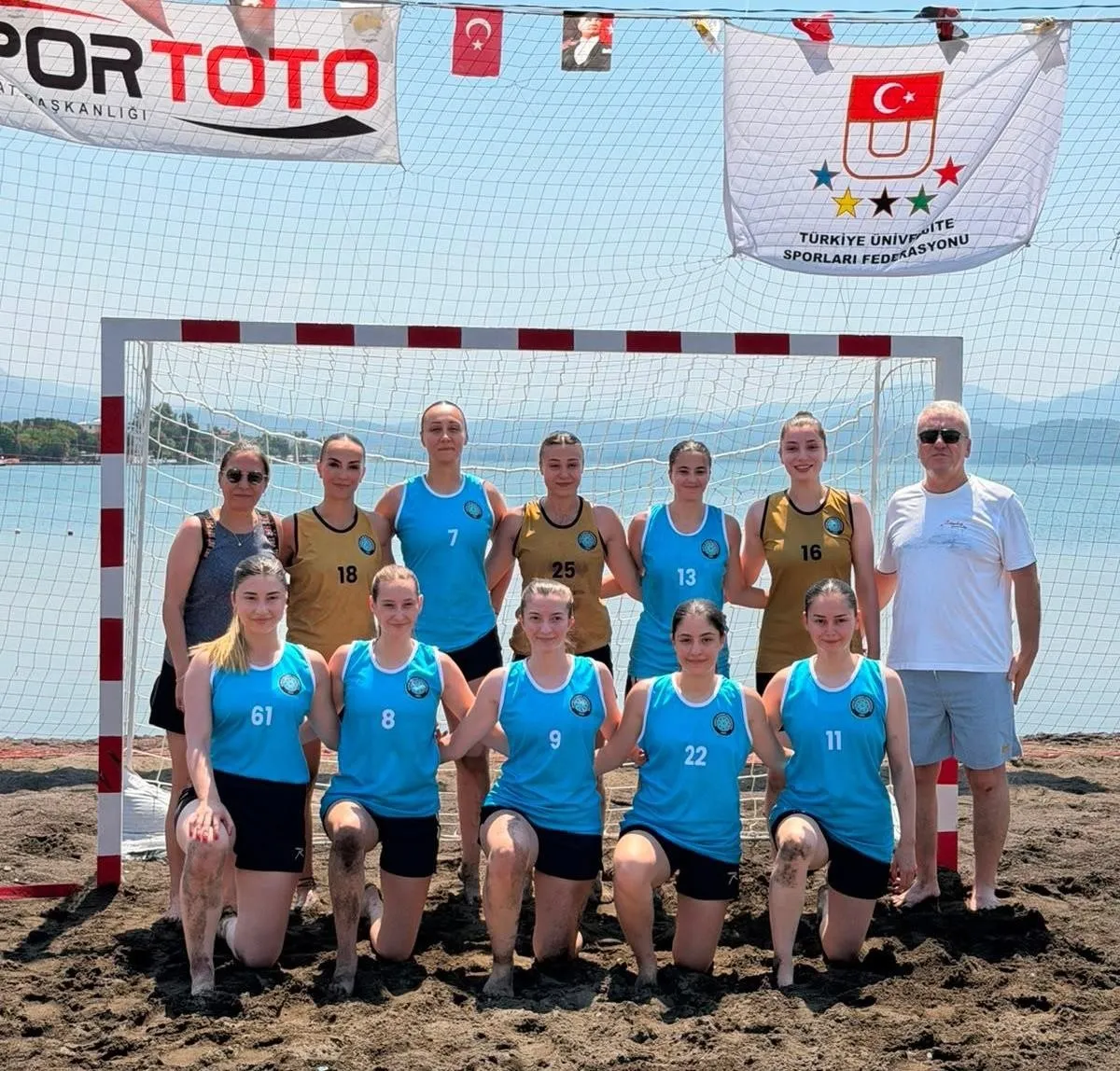 BUÜ Kadın Hentbol Takımı’ndan çifte şampiyonluk