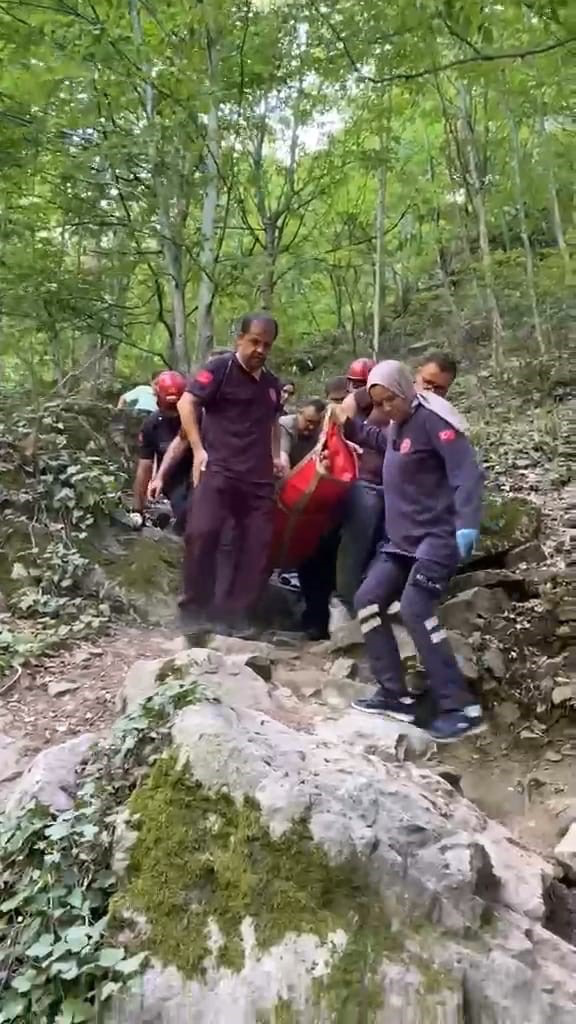 Oylat Şelalesi'nde düşen kadın için zorlu kurtarma!