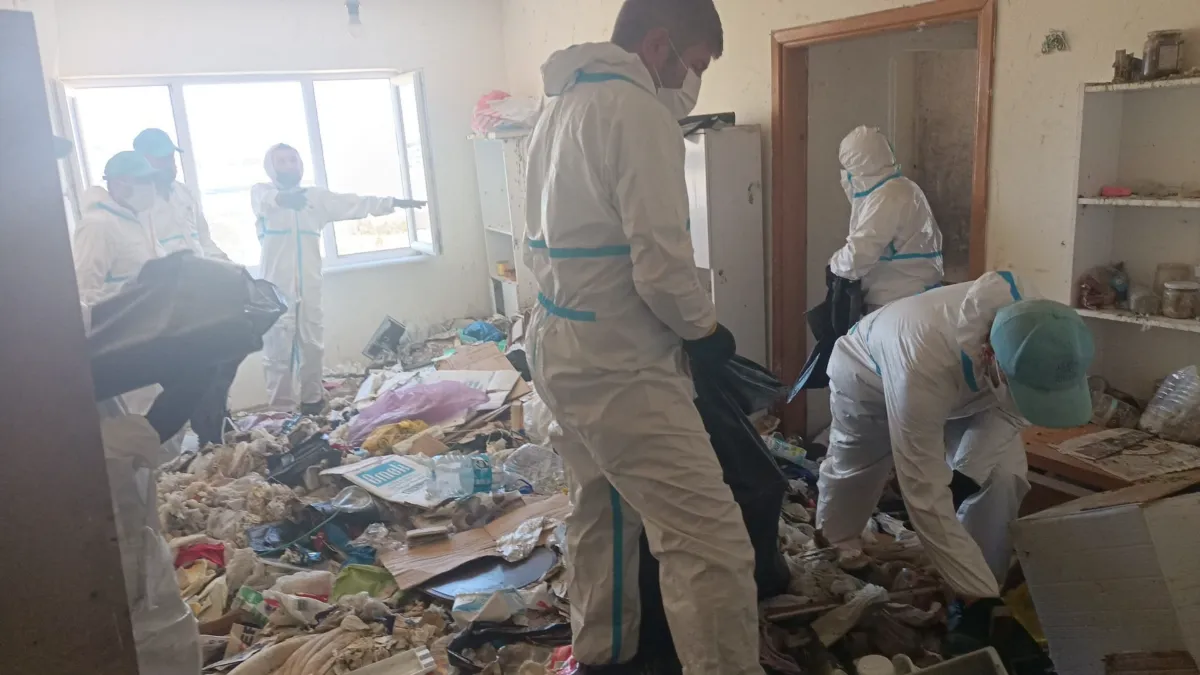 Bursa'da çöp eve baskın! Daireden tam 28 ton atık çıkarıldı
