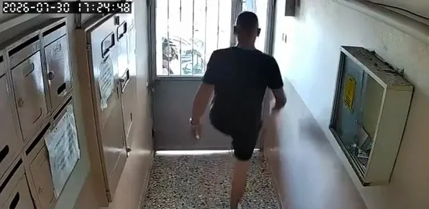 İşini aşkla yapan kurye kapıyı tekmeledi