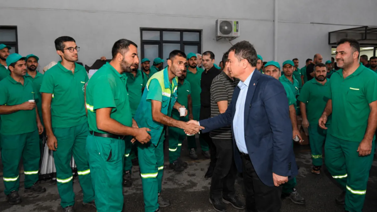 Başkan Aydın güne temizlik emekçileriyle başladı
