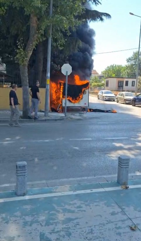 Bursa'da köfte ekmek karavanı küle döndü