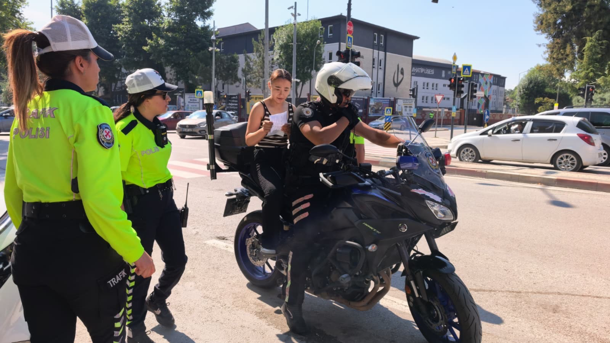 Bursa'da polis, öğrenciyi son 1 dakikada sınava yetiştirdi