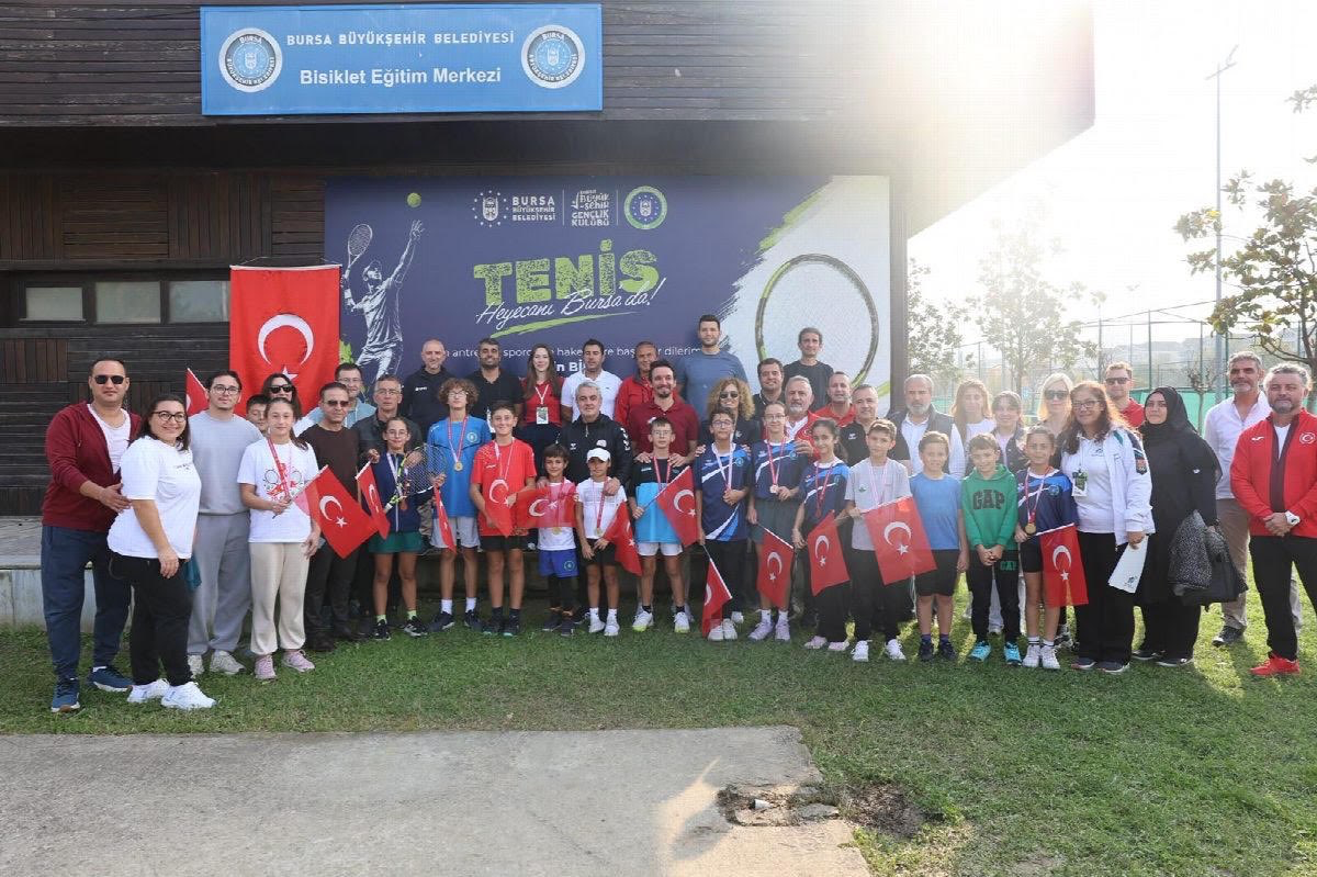 Bursa'da Cumhuriyet coşkusu kortlara taşındı! Genç raketler yarıştı...