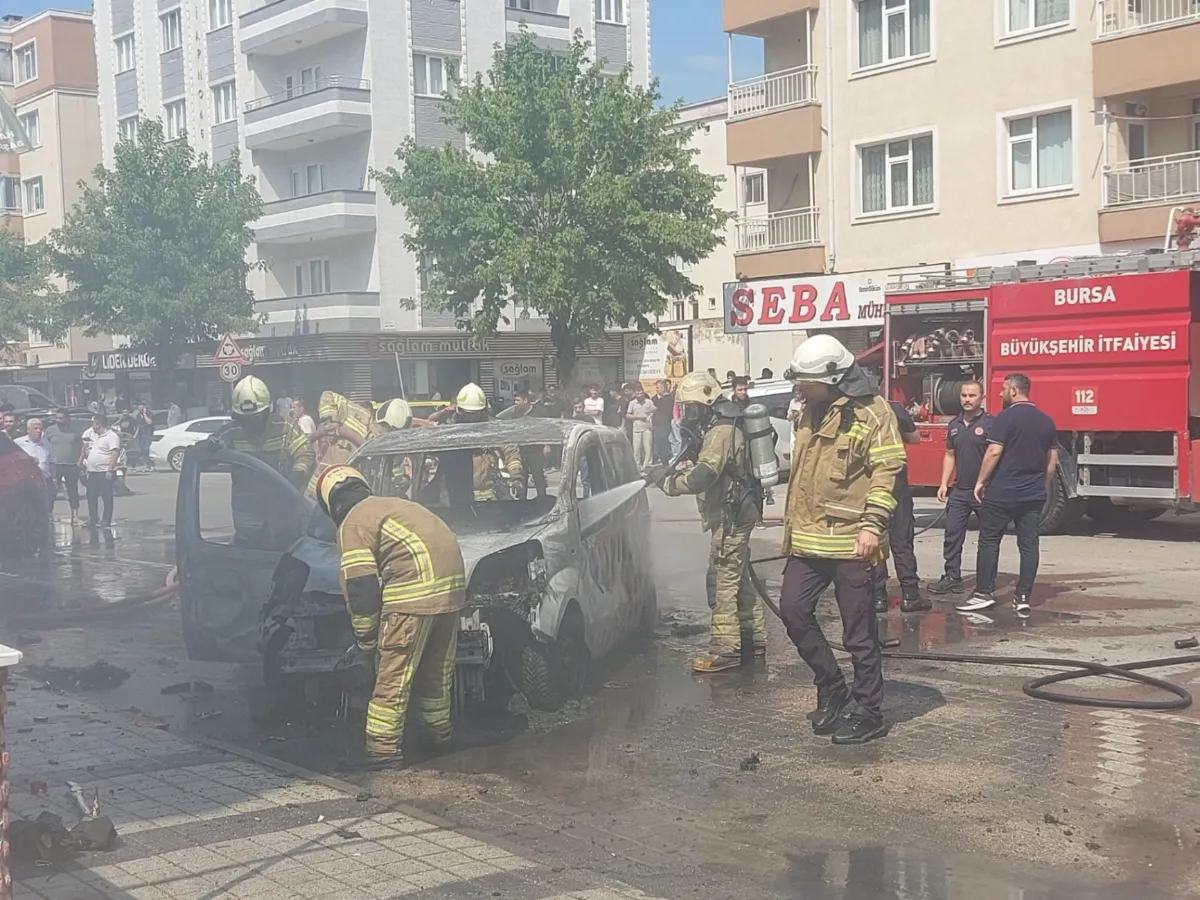 Bursa’da çakmak yüklü araç alev alev yandı
