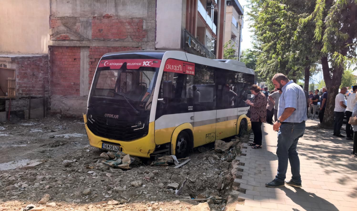 İnegöl'de halk minibüsü kontrolden çıktı!