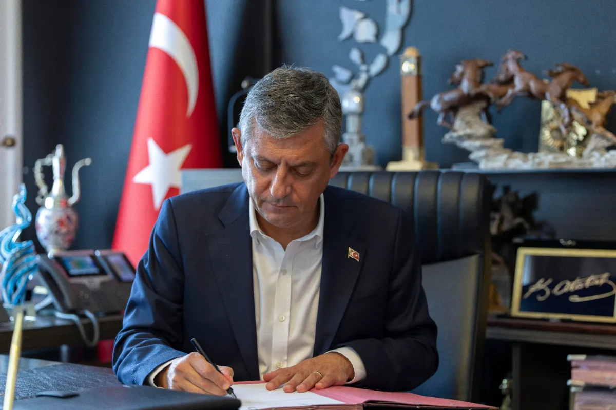 Özgür Özel CHP'den istifa etti! 90 milletvekili de ayrıldı
