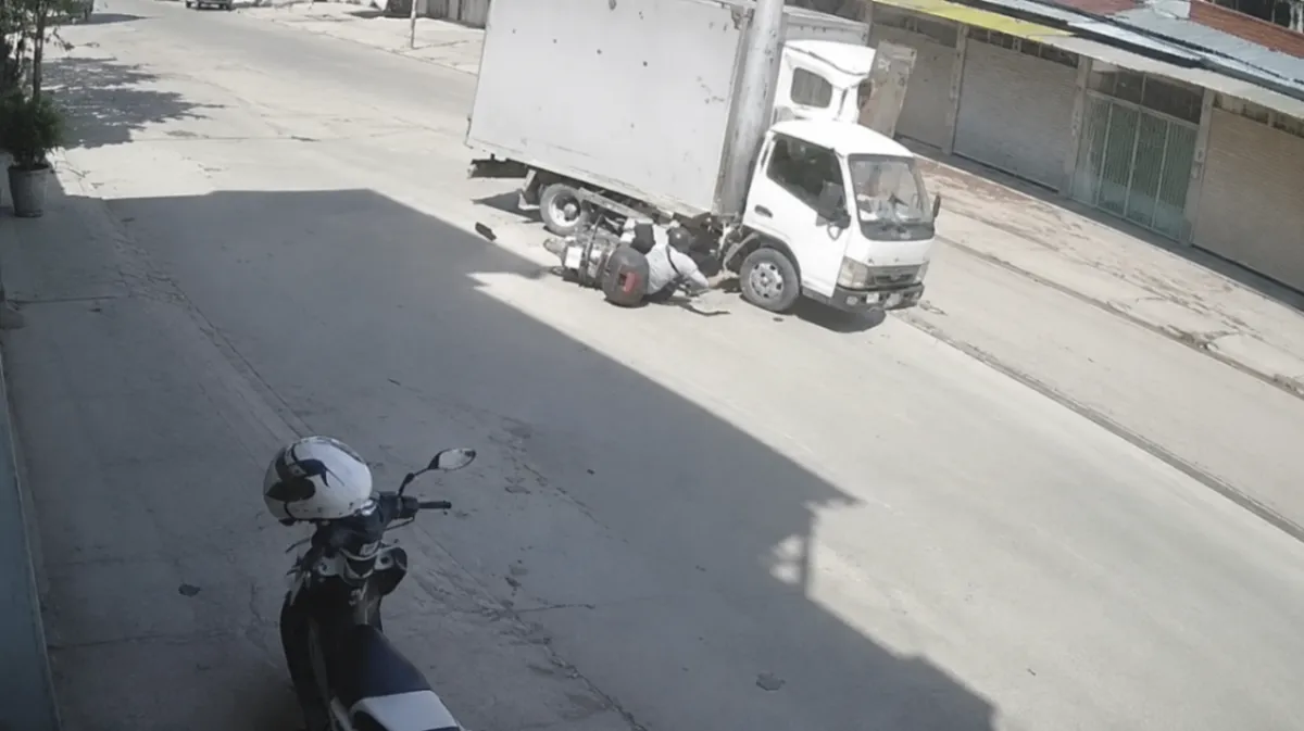 Kamyonetle motosiklet çarpıştı: 2 yaralı