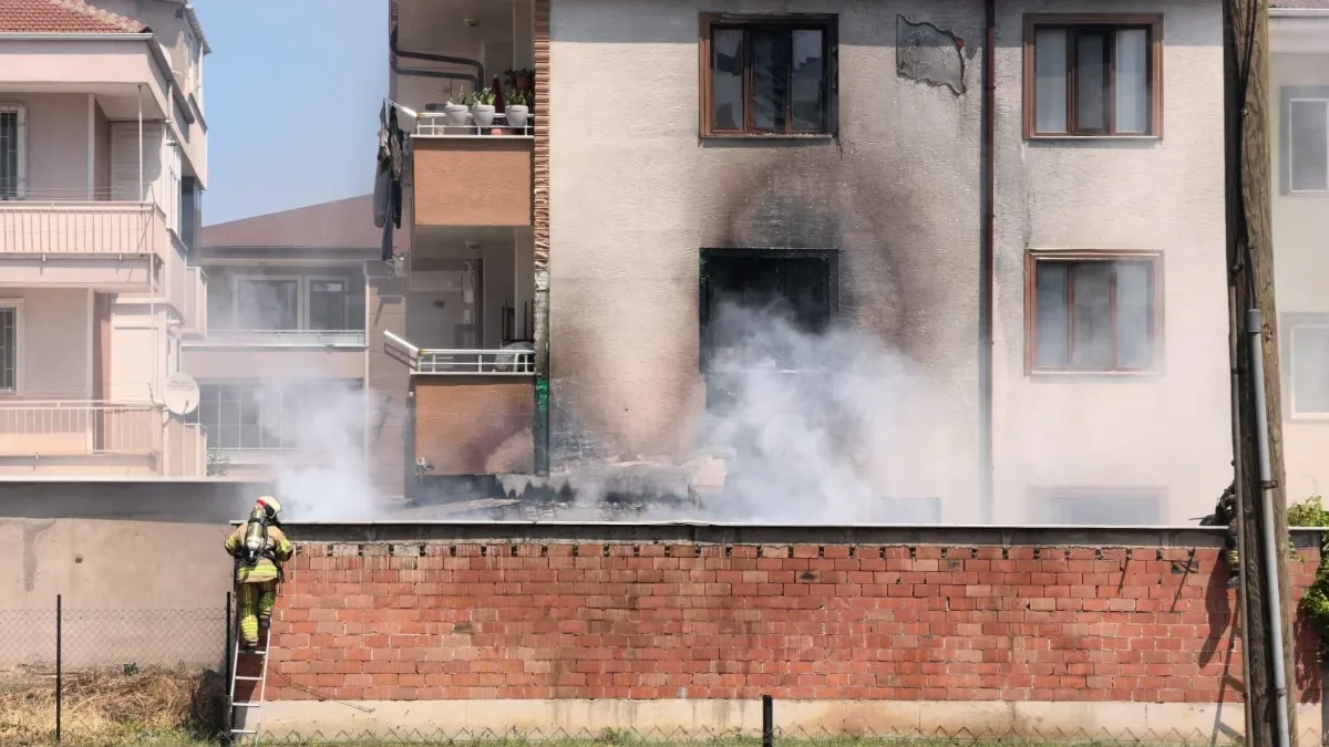 Bursa'da depoda çıkan yangın apartmana sıçradı
