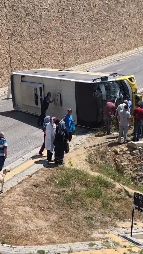 Bursa’da kontrolden çıkan halk otobüsü devrildi: 1 Yaralı