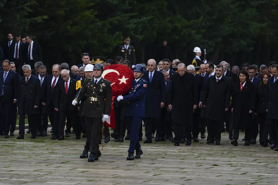 Cumhurbaşkanı Erdoğan ve devlet erkanı Anıtkabir’i ziyaret etti...