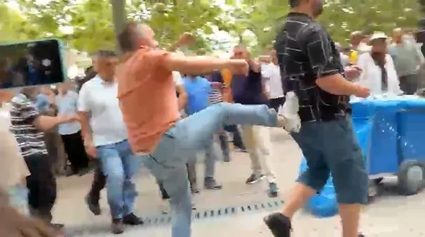 Özgür Özel'in cuma namazı çıkışında tekmeli arbede!
