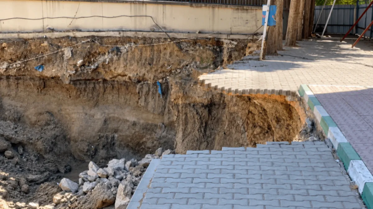 Bursa’da okul bahçesi çöktü: Yanındaki inşaat paniğe neden oldu