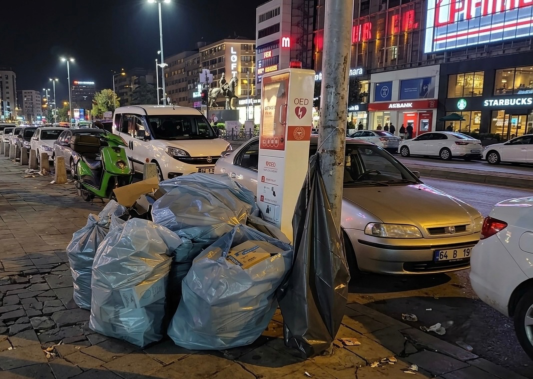 Hayat kurtaracak cihazın önüne çöp yığdılar
