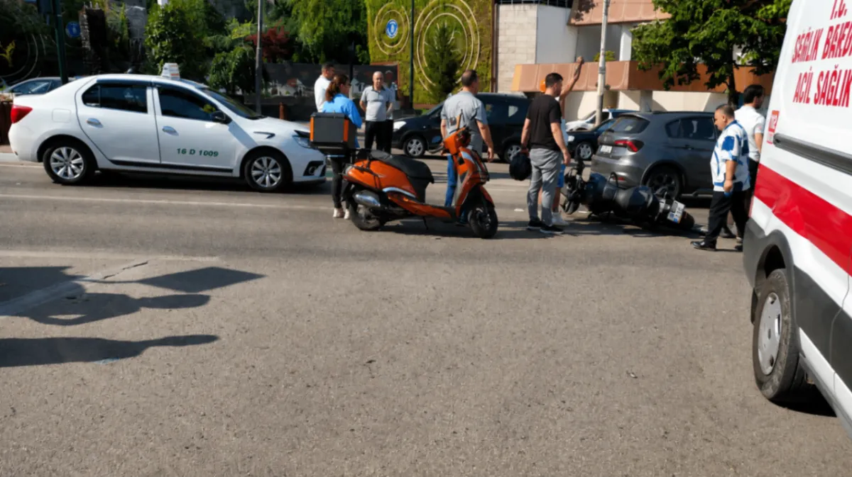 Motosiklet ambulansa çarptı: 1 yaralı
