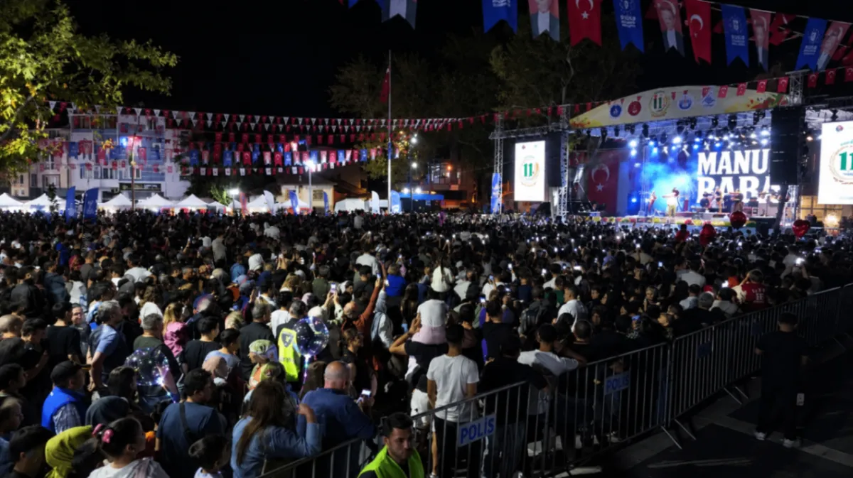 Yenişehir’de Manuş Baba rüzgarı: Binlerce kişi konser alanını doldurdu