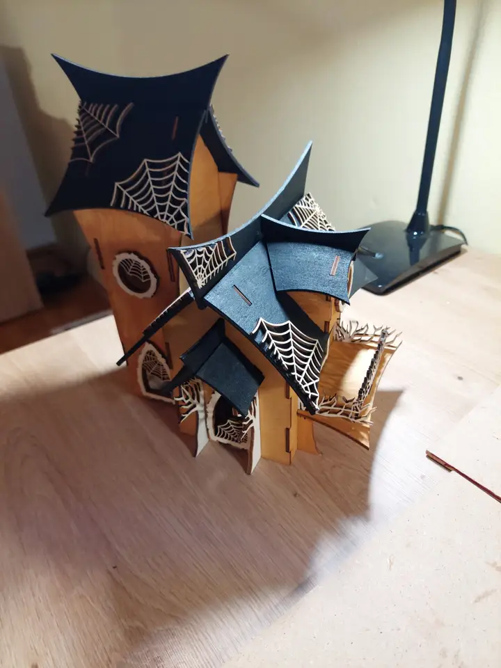 Lesena hišica za noč čarovnic