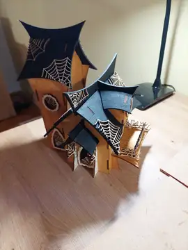 Lesena hišica za noč čarovnic