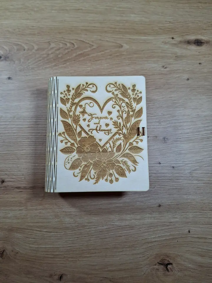 Lesena škatla v obliki knjige