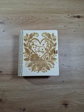 Lesena škatla v obliki knjige